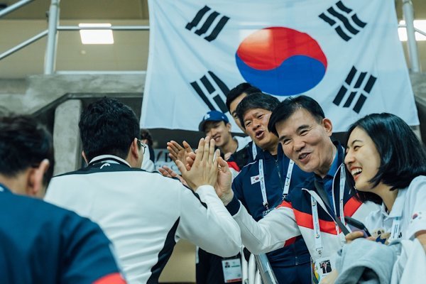 2019 버투스 글로벌 게임 한국 수영 선수단과 하이파이브를 하고 있는 이용훈 회장. 사진제공 스페셜올림픽코리아