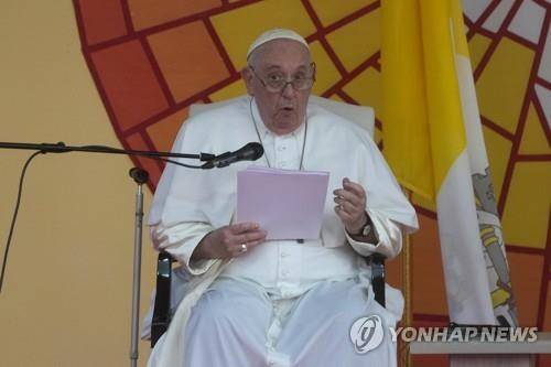 프란치스코 교황 "아프리카의 목 더이상 조르지 말라" (킨샤사<콩고민주공화국> AP=연합뉴스) 프란치스코 교황이 31일(현지시간) 오후 콩고민주공화국(민주콩고) 수도 킨샤사 대통령궁에서 정부 인사와 시민단체, 외교단을 향해 연설하고 있다. 2023.1.31
photo@yna.co.kr
(끝)