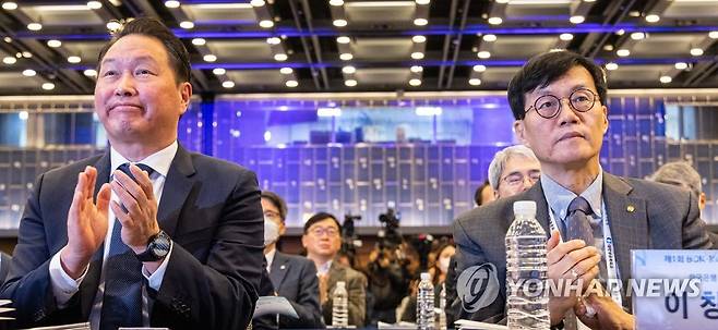한국경제의 미래 위한 공동세미나 참석한 이창용과 최태원 (서울=연합뉴스) 황광모 기자 = 이창용 한국은행 총재(오른쪽)와 최태원 대한상의 회장이 1일 오전 서울 중구 대한상의 국제회의장에서 '경제 패러다임의 변화와 한국경제의 대응 방안'을 주제로 열린 한은-대한상의 공동세미나에 참석해 신현송 국제결제은행(BIS) 경제보좌관 겸 조사국장의 기조 강연을 들으며 박수치고 있다. 2023.2.1 hkmpooh@yna.co.kr
