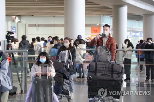 1월8일 베이징 서우두 공항을 통해 중국에 들어온 여행객들 [연합뉴스 자료사진]