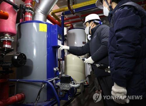 노인요양원 보일러실 살펴보는 이창양 산업장관 [연합뉴스 자료사진]