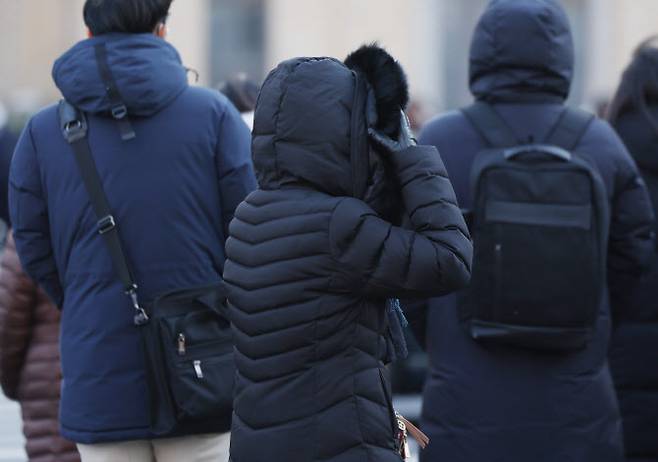 쌀쌀한 날씨에 두꺼운 옷차림을 한 출근길 시민들이 광화문네거리를 지나고 있다. 사진은 지난달 27일 광화문 광장을 지나는 시민들의 모습.(사진=연합뉴스 제공)
