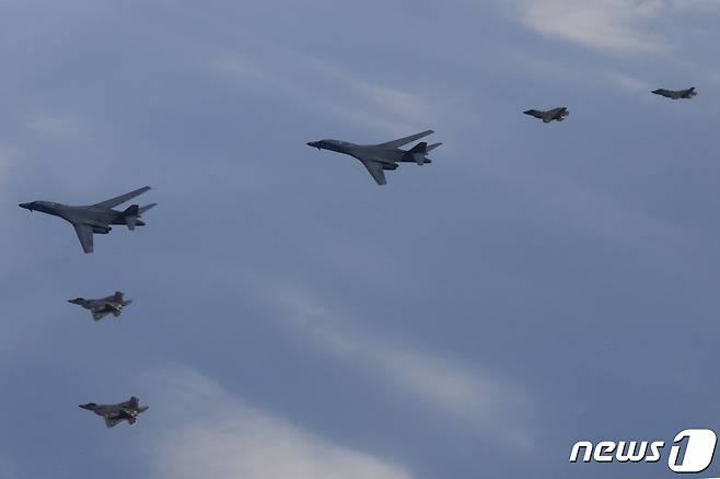 한미 공군이 1일 서해 상공에서 연합공중훈련을 하고 있다. 이날 훈련에는 우리측의 F-35A 전투기와 미측의 B-1B 전략폭격기 및 F-22·F-35B 전투기 등이 참여했다. (국방부 제공) 2023.2.2/뉴스1