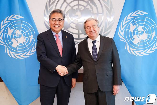 박진 외교부 장관(왼쪽)과 안토니우 쿠테흐스 유엔사무총장. (외교부 제공)