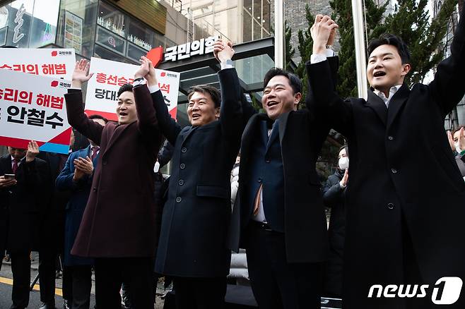 국민의힘 당대표 후보 등록을 마친 안철수 의원이 2일 서울 여의도 중앙당사 앞에서 청년 최고위원 후보들과 출정식을 열고 손을 맞잡고 있다. 오른쪽부터 청년최고위원 후보 김영호 변호사, 지성호 국민의힘 의원, 안 후보, 청년최고위원 후보, 이욱희 충북도의원. 2023.2.2/뉴스1 ⓒ News1 유승관 기자