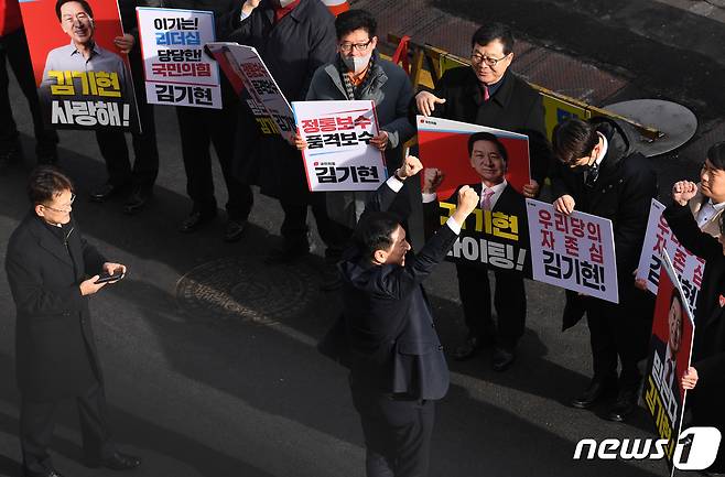 국민의힘 당권주자인 김기현 의원이 2일 서울 여의도 중앙당사 앞에서 당대표 선거 후보자 등록에 앞서 지지자들과 인사하고 있다. (공동취재) 2023.2.2/뉴스1 ⓒ News1 유승관 기자