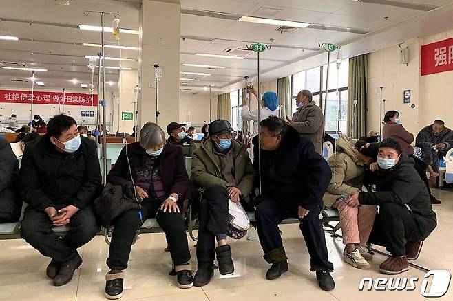 5일(현지시간) 코로나19 확산 속 중국 안후이성 펑양 인민 병원의 로비에서 환자들이 대기를 하고 있다. ⓒ AFP=뉴스1 ⓒ News1 우동명 기자