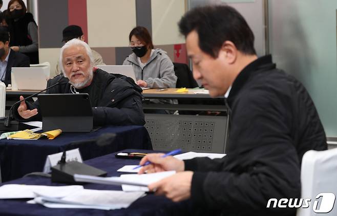 오세훈 서울시장이 2일 서울 중구 서울시청에서 박경석 전국장애인차별철폐연대와 간담회를 하고 있다. (공동취재) 2023.2.2/뉴스1 ⓒ News1 김민지 기자