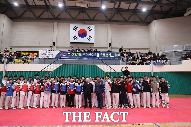 전북 무주국민체육센터에서 전국 태권도 우수선수단이 모여 태권도 전지훈련 모습. / 무주군