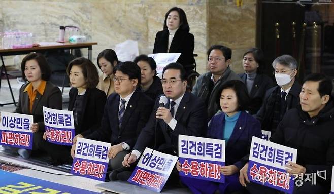 박홍근 더불어민주당 원내대표가 2일 국회 본회의장 앞 로덴더홀에서 열린 '김건희 여사 특검 촉구 및 이상민 장관 파면을 촉구' 농성장을 방문, 인사말을 하고 있다. 사진=윤동주 기자 doso7@