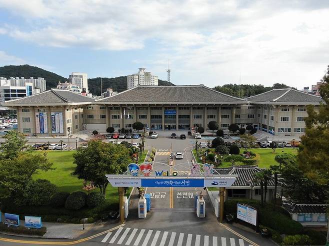 여수시는 소외계층의 문화격차 해소를 위한 ‘통합문화이용권(문화누리카드)’과 ‘희망바우처카드’ 지원 사업을 시작했다.［사진제공=여수시］