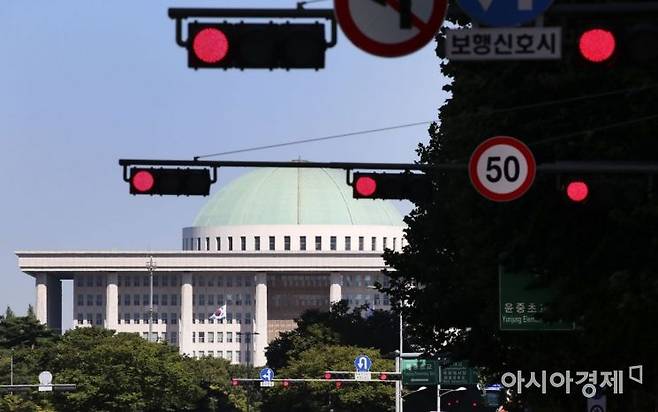 국회의사당 앞 교통 신호등이 일제히 빨간불을 가리키고 있다./윤동주 기자 doso7@