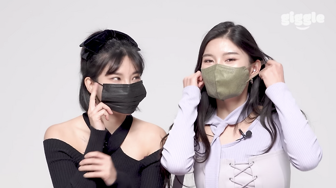 김해나씨(오른쪽)가 유튜브 채널 ‘giggle’에서 마스크 착용의 장점에 관해 설명하는 모습. 해당 영상은 한 달 만에 조회수 50만 회를 돌파했다
