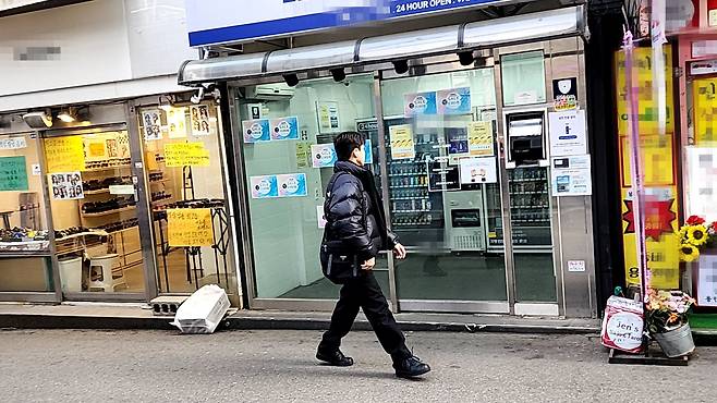 2일 서울 서교동의 한 전자담배 무인판매점 앞을 한 시민이 걷고 있다. /장시온 인턴기자