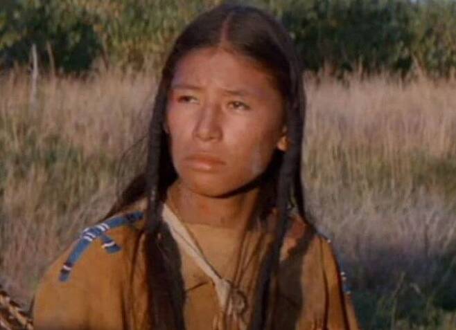 미국 원주민 배우 체이싱 호스가 영화 '늑대와 춤을'에 출연했을 당시 모습. /트위터