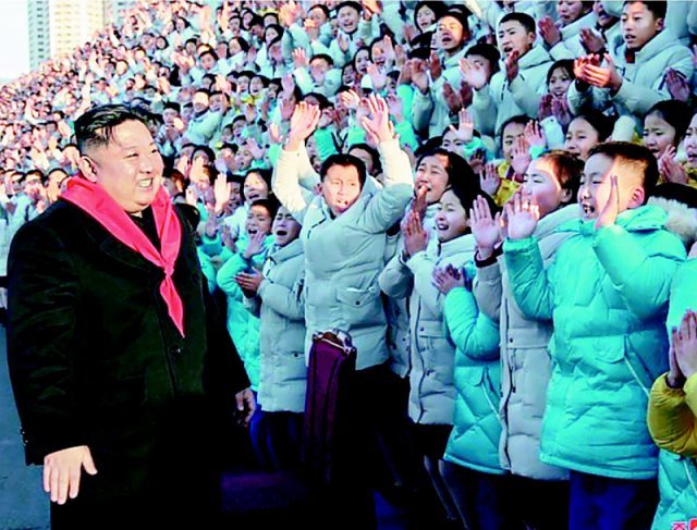 1월 1일 조선소년단 제9차 대회 참가자들과 기념사진을 찍고 있는 김정은. 이날 이후 김정은은 한 달 넘게 사라졌다. 사진 출처 조선중앙통신