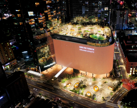 코로나19로 그동안 제주도에 관광객들이 몰렸으나 최근 엔데믹으로 해외 여행객이 늘면서 제주도에 위치한 호텔, 리조트 등이 숙박 할인률을 낮추는 등 고객 잡기에 나서고 있다. 사진은 제주드림타워 복합리조트 전경.