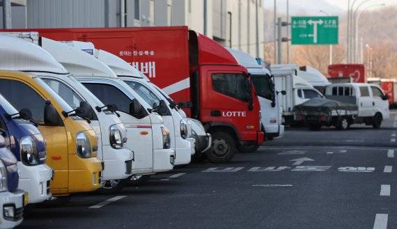 지난 1월 28일 서울 송파구 복합물류단지에 택배 차량이 주차돼 있다. 뉴스1 제공