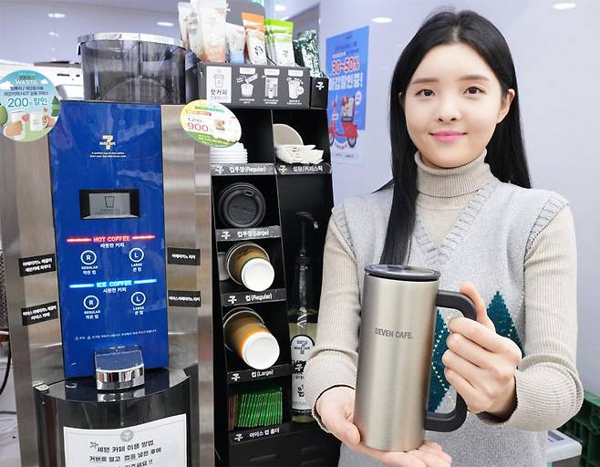 세븐일레븐은 개인컵(텀블러)으로 커피를 구매하면 할인 혜택을 제공하는 프로모션을 통해 소비자들이 편의점을 찾게 만들었다. 코리아세븐 제공