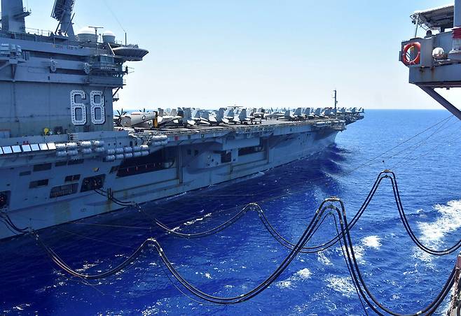 미 해군 항공모함 ‘니미츠’가 2020년 7월 7일 남중국해에서 기름 보급을 받고 있다. 미 해군 사진 제공. 로이터 연합뉴스