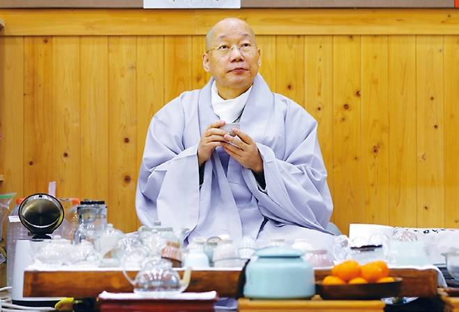 목우선원에서 다도를 즐기는 인경 스님. “현대인이 고려시대에 비해 정신적으로 더 안락한 삶을 사는가?”라는 화두를 던졌다.