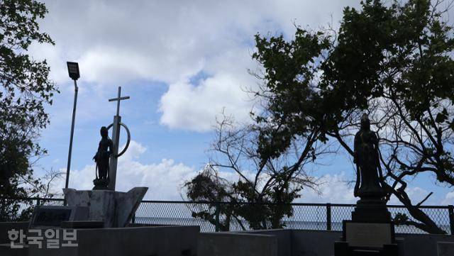 키리바시 타라와섬 베티오에 위치한 타라와 전투 희생자 추모 불상. 철제 울타리를 넘어 가까이 가기 위해선 키리바시 관광청에 신청해야 한다. 베티오(키리바시)=장수현 기자