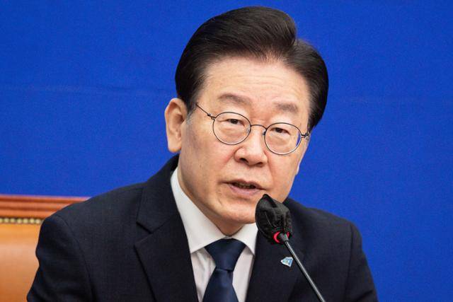 이재명 더불어민주당 대표가 1일 서울 여의도 국회에서 열린 최고위원회의에서 모두 발언을 하고 있다. 뉴스1