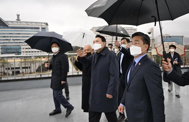 2022년 3월 19일 당시 윤석열 대통령 당선인이 청와대 이전 후보지인 서울 용산구 국방부를 방문해 청사 주변을 둘러보고 있다. 서욱 국방부 장관이 옆에서 윤 당선인을 수행하고 있다. 대통령직인수위원회 제공