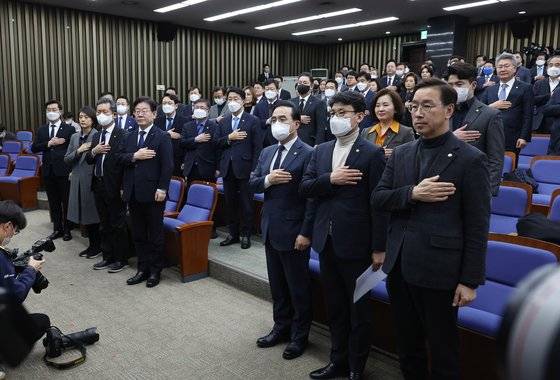 더불어민주당 의원총회   (서울=연합뉴스) 이정훈 기자 = 더불어민주당 이재명 대표와 박홍근 원내대표 등이 2일 오후 국회에서 열린 의원총회에서 국기에 경례하고 있다. 2023.2.2   uwg806@yna.co.kr (끝)  〈저작권자(c) 연합뉴스, 무단 전재-재배포 금지〉