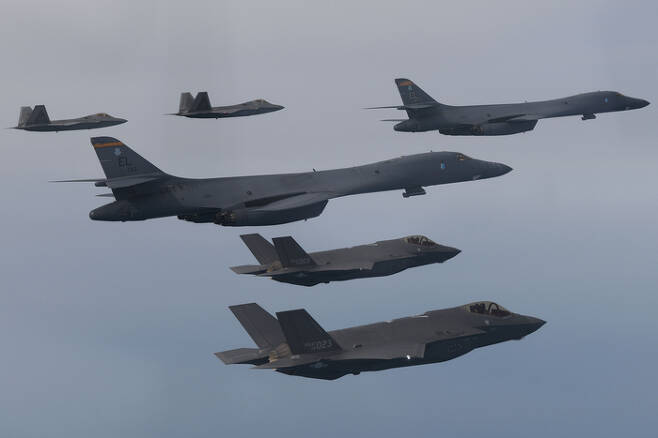 한미 공군이 1일 서해 상공에서 우리 측의 F-35A 전투기와 미측의 B-1B 전략폭격기 및 F-22·F-35B 전투기 등이 참여한 가운데 연합공중훈련을 시행하고 있다. 국방부