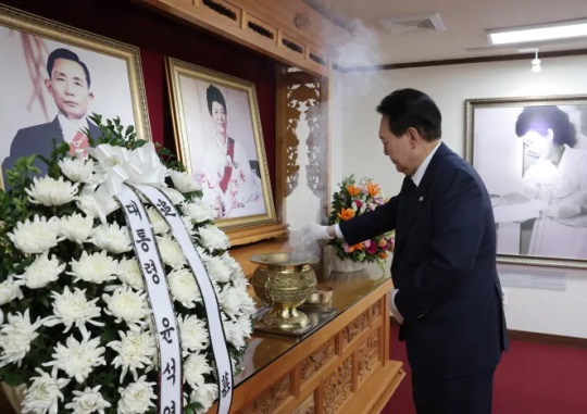 President Yoon Burning Incense: President Yoon Suk-yeol visits the birthplace of former president Park Chung-hee in Gumi-si, Gyeongsangbuk-do on February 1 and offers flowers and burns incense at the memorial hall. Courtesy of the Office of the President