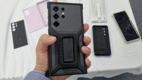갤럭시 S23 울트라 밀리터리 케이스. 폰을 보호하기 위해 아주 강력한 충격에도 견딜 수 있도록 한 게 특징이다. 정옥재 기자