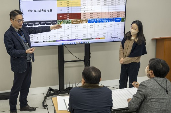 2일 부산진학지원단 소속 교사들이 수능 표준점수 계산표를 살펴보며 토의하고 있다. 김영훈 기자