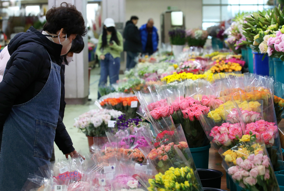 People shop for flowers at the flower retail market in Gwangju on Thursday ahead of graduation season. [YONHAP]