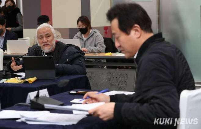 오세훈 서울시장과 박경석 전국장애인차별철폐연대 상임공동대표가 3일 오후 서울시청에서 간담회를 열고 이야기를 나누고 있다.   사진=임형택 기자