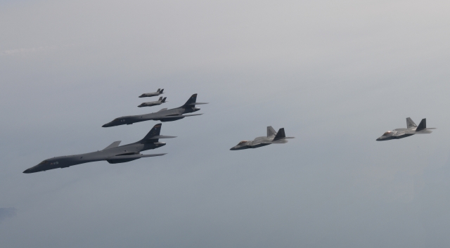 국방부는 한미 공군이 1일 서해 상공에서 우리 측의 F-35A 전투기와 미측의 B-1B 전략폭격기 및 F-22·F-35B 전투기 등이 참여한 가운데 연합공중훈련을 시행했다고 밝혔다. 국방부 제공