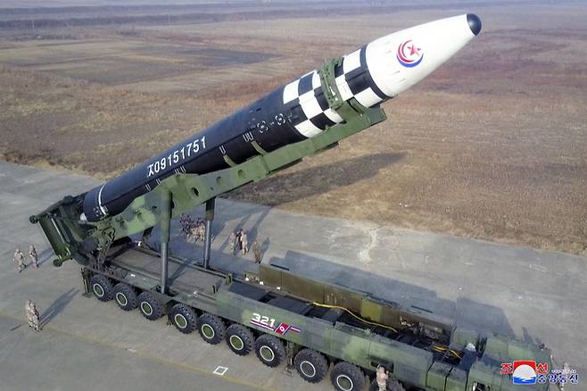 북한의 신형 대륙간탄도미사일(ICBM)인 화성-17형이 이동식발사대(TEL)에서 기립하고 있는 모습. [조선중앙통신]