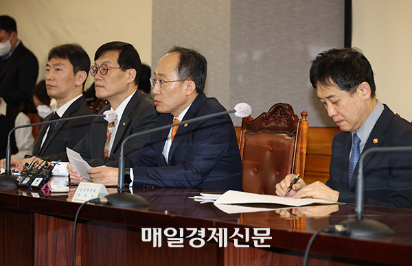 Finance Minister Choo Kyung-ho, second from the right, at the emergency macroeconomic and financial meeting held in Seoul [Photo by Han Joo-hyung]