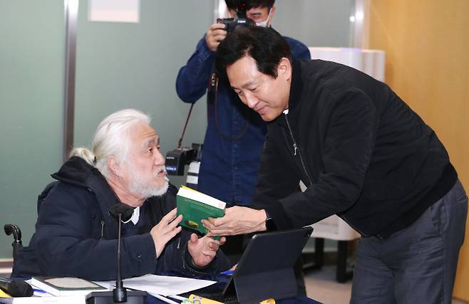 오세훈 서울시장이 전국장애인차별철폐연대(전장연)과 만나 "지하철 지연 시위를 자제해달라"고 요청했다. 사진은 2일 서울 중구 서울시청에서 열린 간담회에서 면담하는 박경석(왼쪽) 전국장애인차별철폐연대 상임공동대표와 오세훈 서울시장. /사진=뉴시스