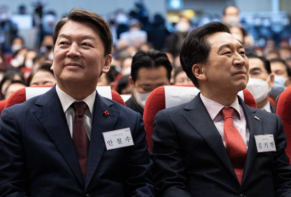 국민의힘 당원이 지난 대선 과정에서 80만명 이상으로 늘어난 가운데 '당원 투표 100%'로 이뤄지는 3·8 전당대회에서 이들 표심이 어떤 영향을 미칠지 관심이 쏠린다. 사진은 지난달 15일 서울 양천구 해누리타운에서 열린 양천갑 당원대회에 참석한 안 의원(왼쪽)과 김 의원. /사진=뉴스1