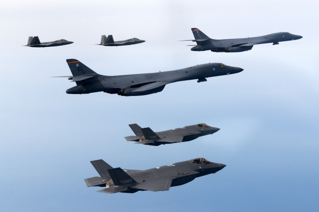 서해에 뜬 ‘죽음의 백조’ 한국 F-35A 전투기와 미국 전략폭격기 B-1B 랜서, F-22 랩터 전투기, F-35B 전투기들이 1일 서해 상공에서 올해 첫 한·미 연합공중훈련을 하고 있다.  국방부 제공