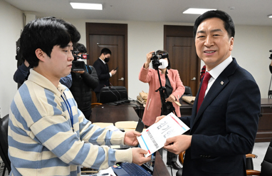 김기현(오른쪽) 국민의힘 의원이 2일 서울 여의도 중앙당사에서 당 대표 후보 등록을 하고 있다. 연합뉴스