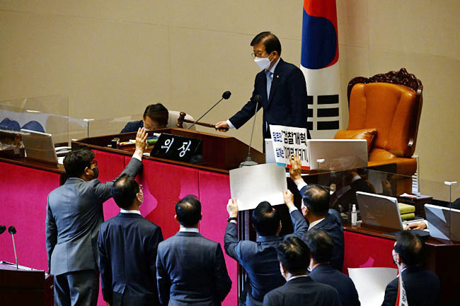 극단적인 이분법 정치가 한국 민주주의 수준을 떨어뜨리고 있다는 평가가 나왔다. 사진은 지난해 5월 30일 국회 본회의에서 이른바 ‘검수완박’ 법안 처리를 둘러싸고 여야가 충돌하는 모습. 뉴시스