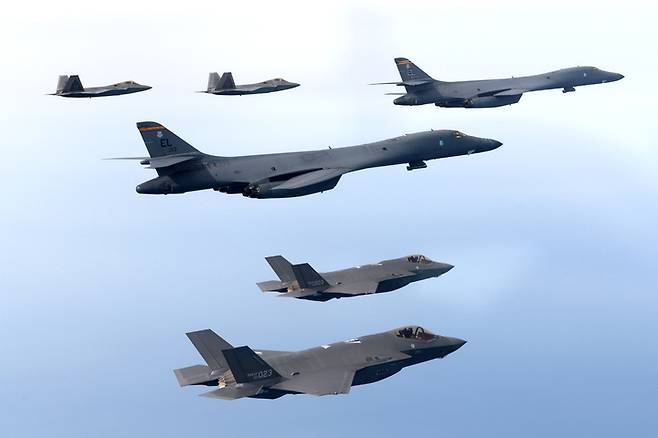 [서울=뉴시스] 한미 공군이 1일 서해 상공에서 우리 측 F-35A 전투기와 미측의 B-1B 전략폭격기 및 F-22·F-35B 전투기로 연합공중훈련을 시행하고 있다. (사진=공군 제공) 2023.02.02. photo@newsis.com *재판매 및 DB 금지