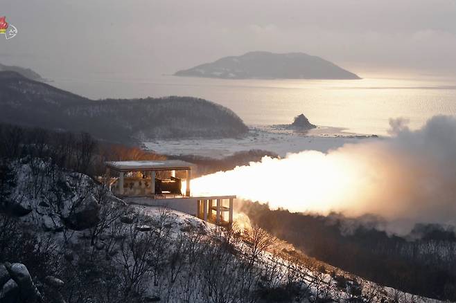 [서울=뉴시스] 북한 조선중앙TV는 고체연료를 사용하는 고출력 로켓엔진 시험에 성공했다고 16일 보도했다. 사진은 15일 오전 북한 동창리 서해위성발사장에서 대륙간탄도미사일(ICBM)용으로 보이는 '대출력 고체연료 발동기'를 시험하는 모습. (사진=조선중앙TV 캡처) 2022.12.16. photo@newsis.com *재판매 및 DB 금지