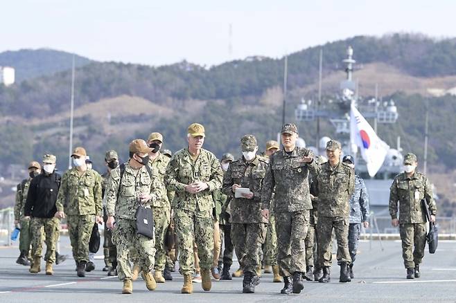 [부산=뉴시스] 김명수 해군작전사령관과 칼 토머스 미7함대사령관이 2일 부산 남구 해군작전사 부산작전기지에 정박 중인 마라도함 비행갑판에서 연합훈련 확대 등 한미 국방장관 회담성과 구체화 방안을 논의하며 굳건한 한미동맹의지를 확인하고 있다.  *재판매 및 DB 금지