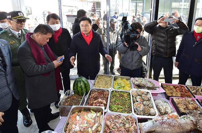 [대구=뉴시스] 이무열 기자 = 국민의힘 당권주자인 황교안 전 대표가 2일 오전 박근혜 전 대통령 생일을 축하하기 위해 대구 달성군 유가읍 사저를 방문해 박 전 대통령 생일상을 살펴보고 있다. 2023.02.02. lmy@newsis.com