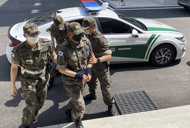 2021년 6월 12일 고 이예람 중사 사망 사건 2차 가해 혐의로 국방부 보통군사법원에 출석한 공군 제20전투비행단 소속 노 모 준위 (출처 : 연합뉴스)