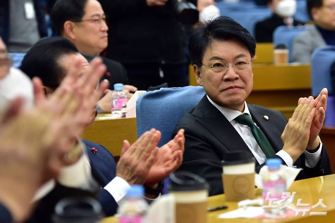 국민의힘 장제원 의원이 서울 여의도 국회 의원회관에서 열린 '국민공감' 공부모임에 참석해 박수를 치고 있다. 윤창원 기자