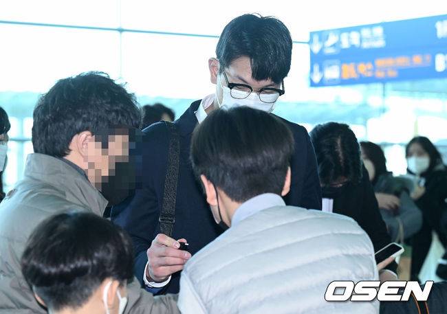 벌써부터 팬들의 사인 요청 쇄도